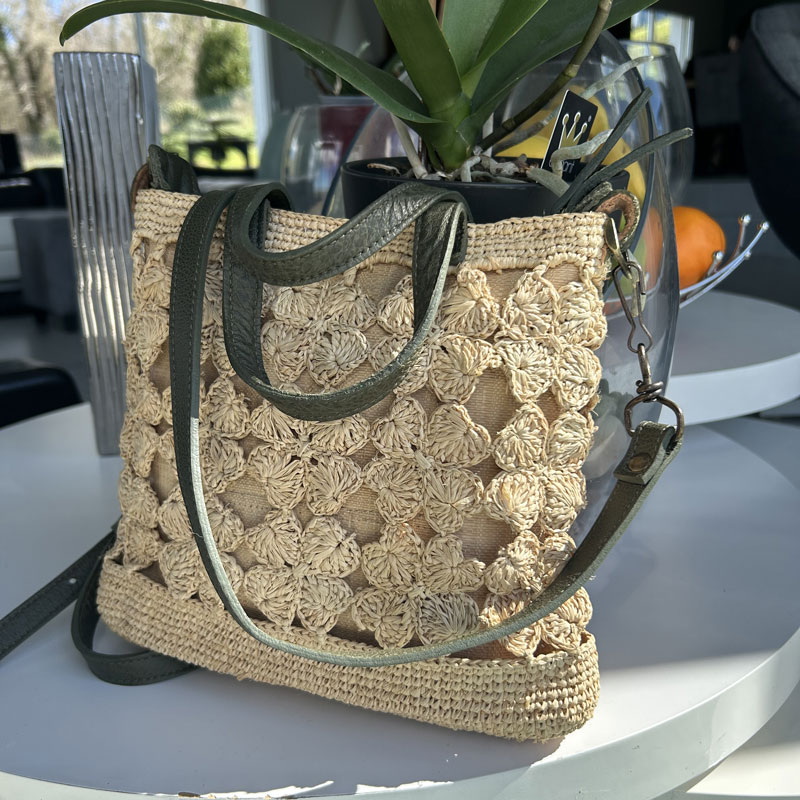 Sac crocheté de fleurs pleines et à bandoulière vert militaire - Collection NYFOKO